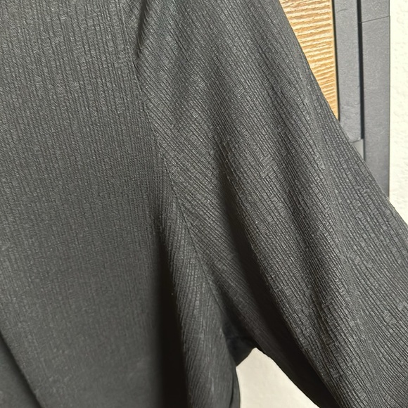 Women’s Banana Republic black texturized Dolman Blouse  - size medium - Picture 4 of 6